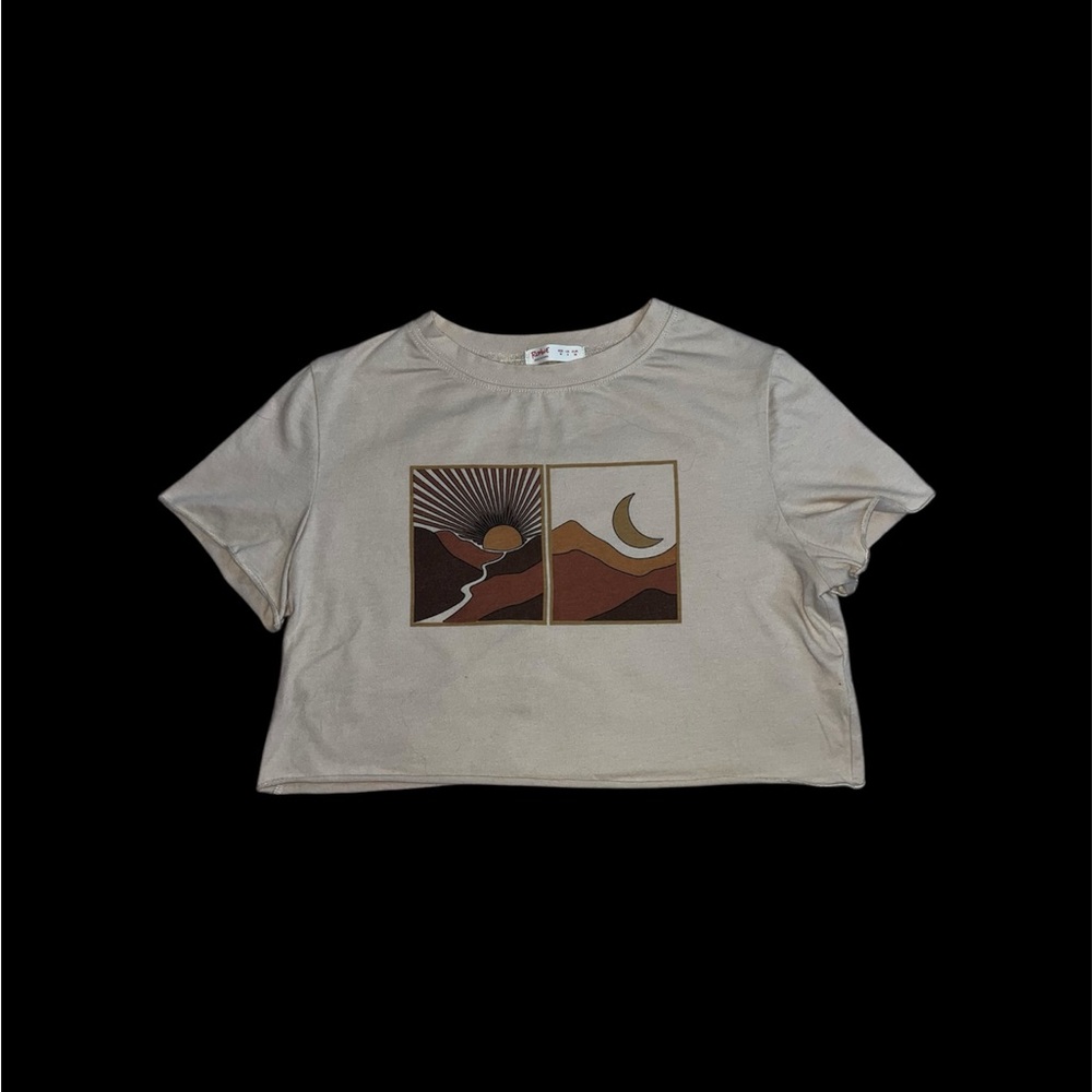 Romwe Womens Beige Graphic Crop Top, Size Medium.